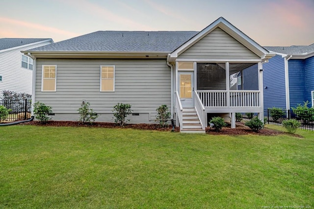 view of front of property featuring a lawn