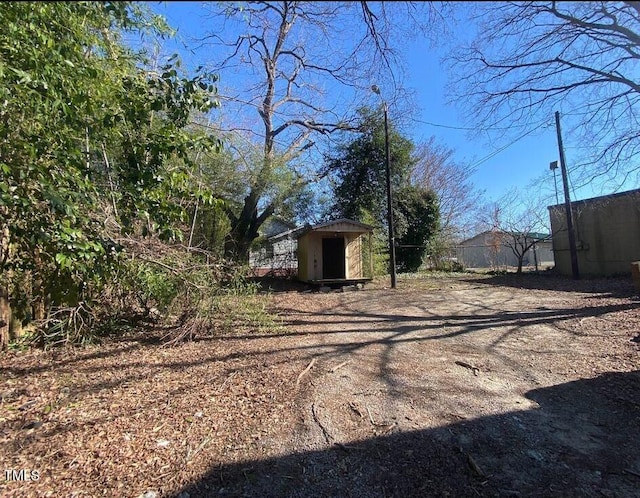 view of yard featuring a shed and an outdoor structure