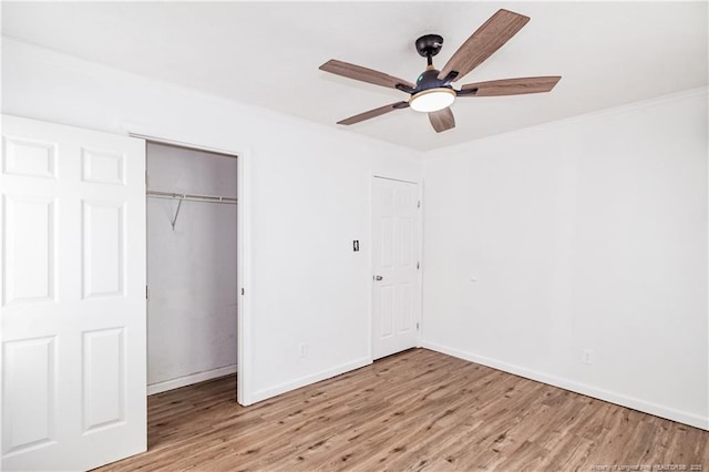 unfurnished bedroom with ceiling fan, ornamental molding, light hardwood / wood-style floors, and a closet