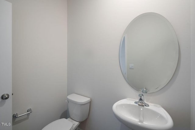 bathroom featuring toilet and sink