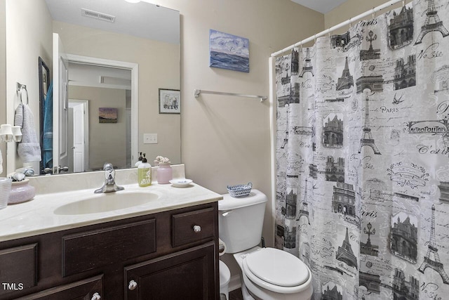 full bath featuring toilet, visible vents, a shower with shower curtain, and vanity