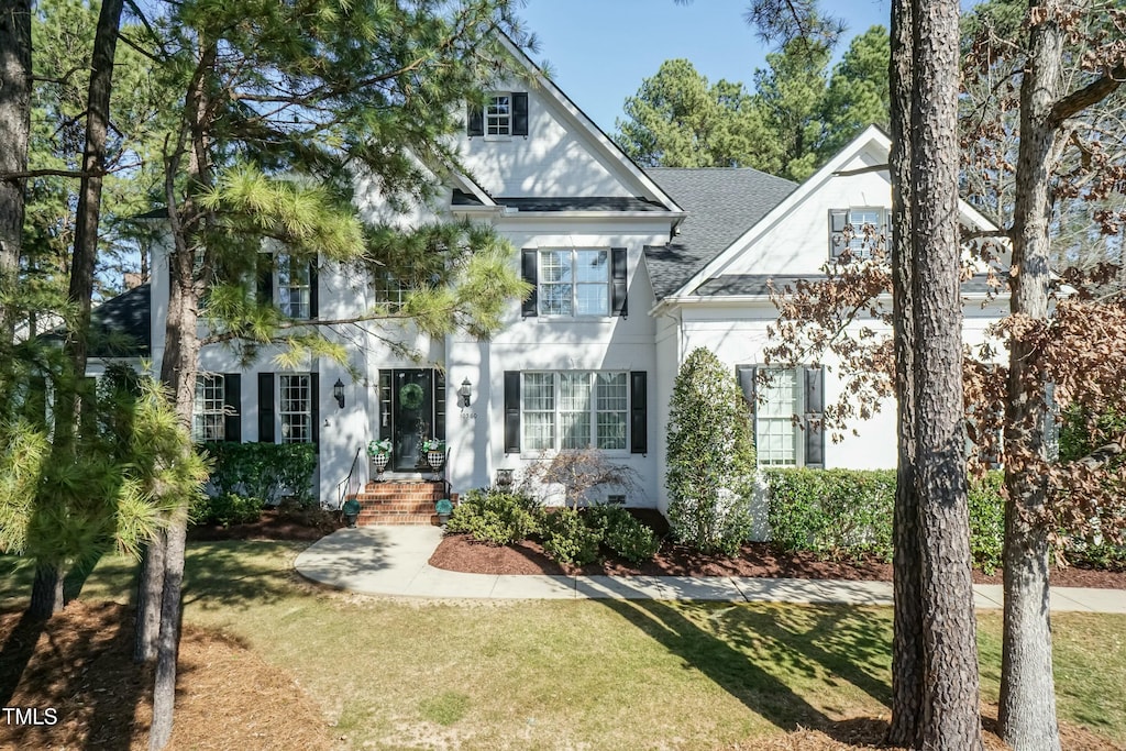 view of front of home with a front lawn