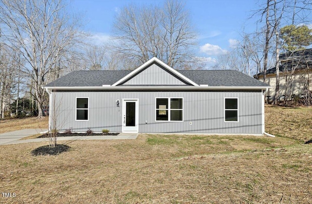 view of front of home featuring a front yard