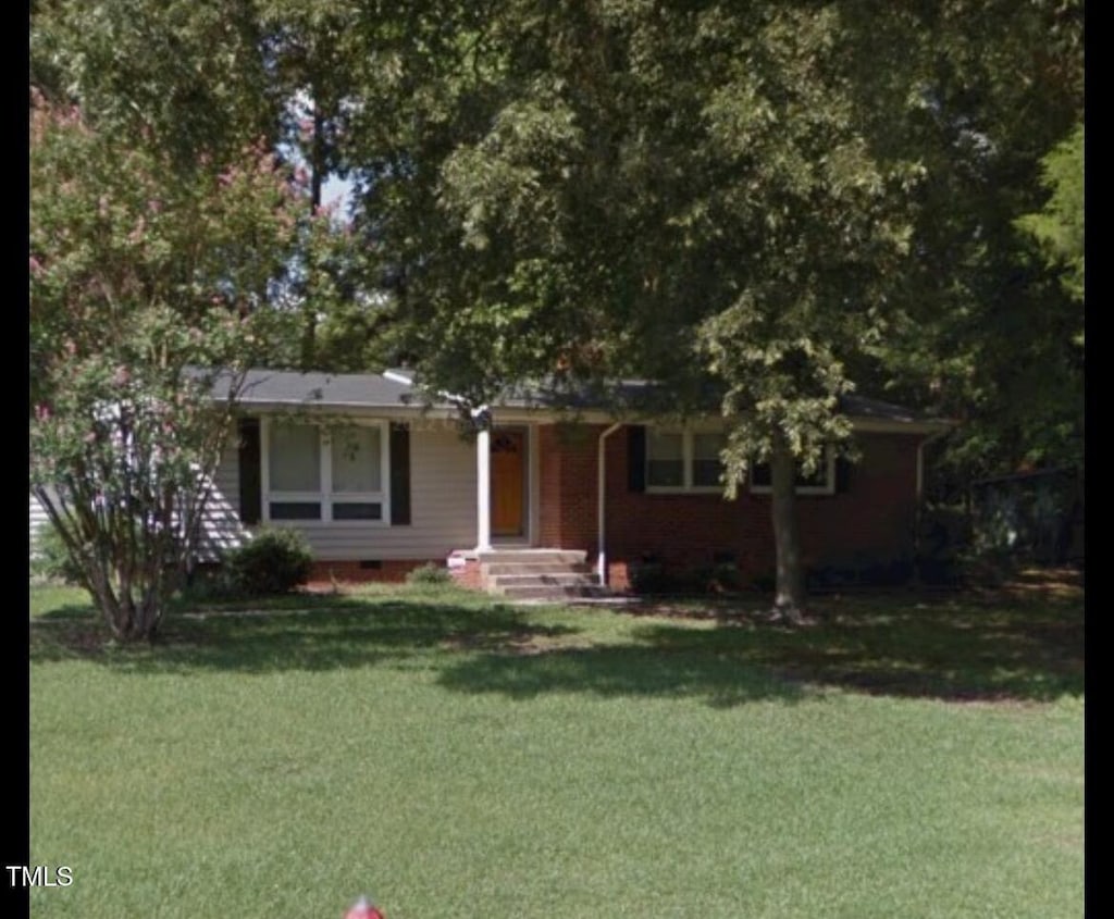 view of front of house featuring a front lawn