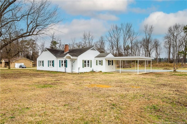 view of front of home featuring a carport and a front yard