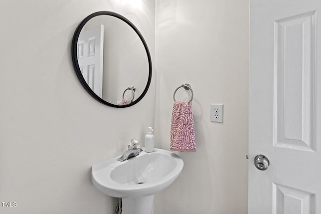 bathroom featuring a sink