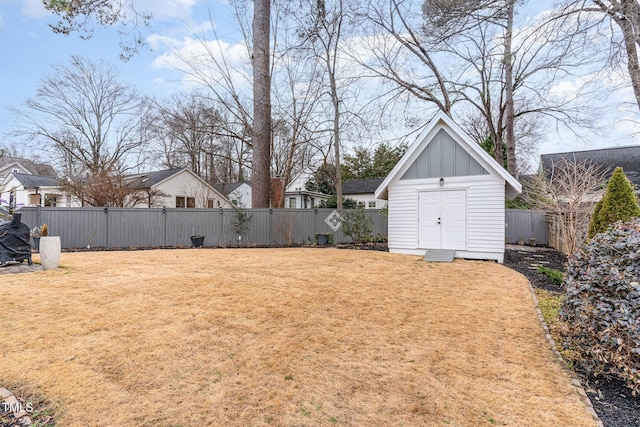 view of yard featuring a storage shed