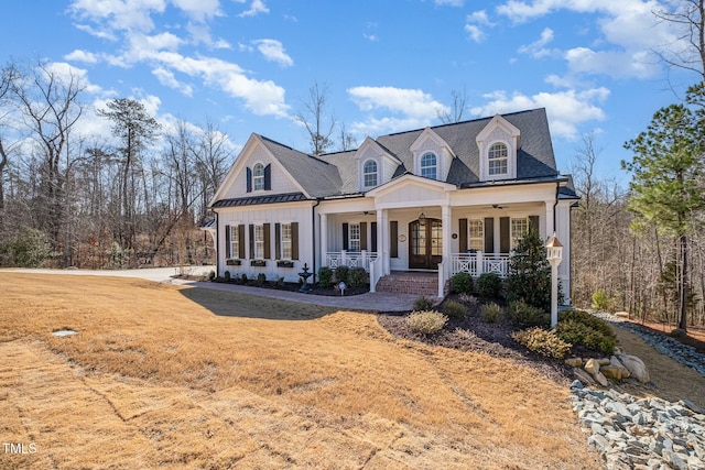 view of front of property featuring a front lawn, ceiling fan, and covered porch