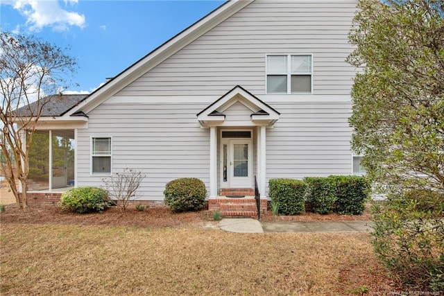 view of front of house with a front lawn