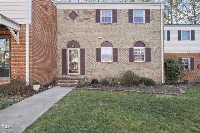 view of front facade with a front lawn