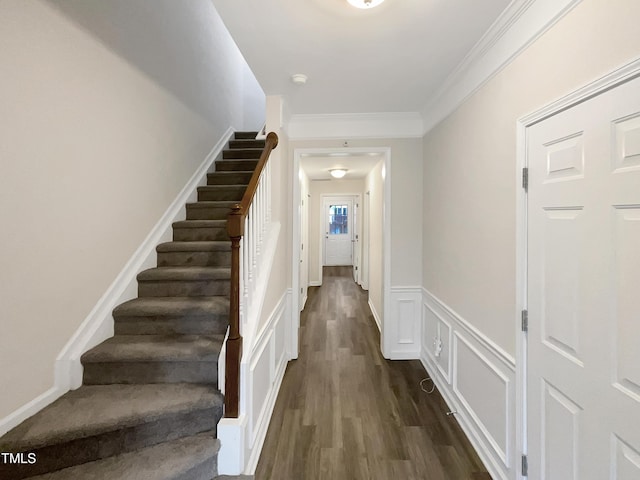 stairway featuring hardwood / wood-style flooring and crown molding