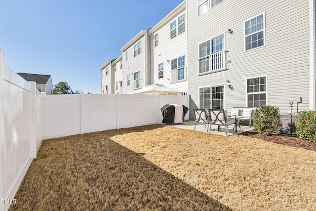 view of yard featuring a patio