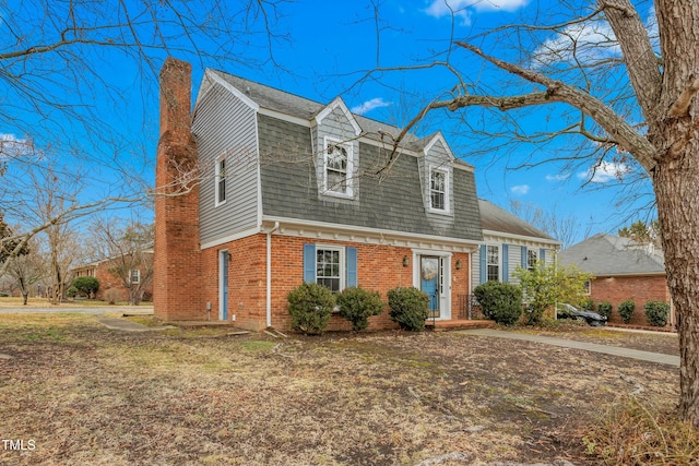 view of front facade featuring a front yard