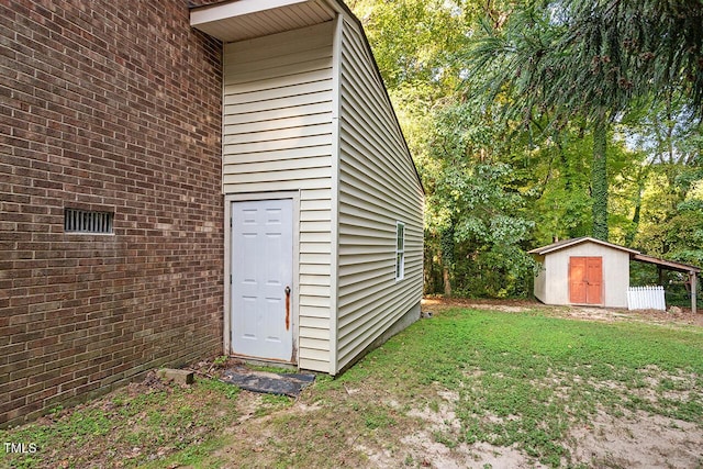 view of outdoor structure with a yard