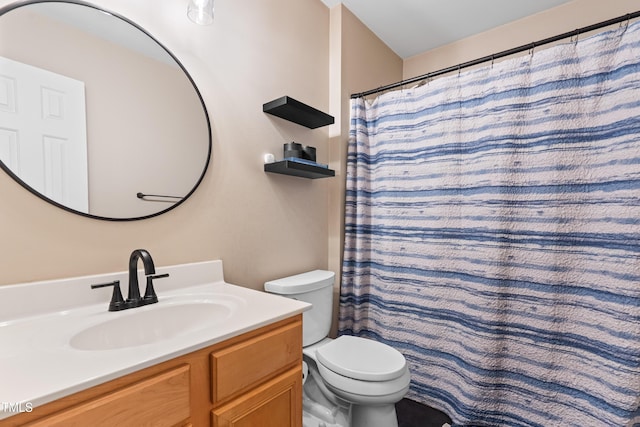 full bathroom featuring toilet, a shower with shower curtain, and vanity