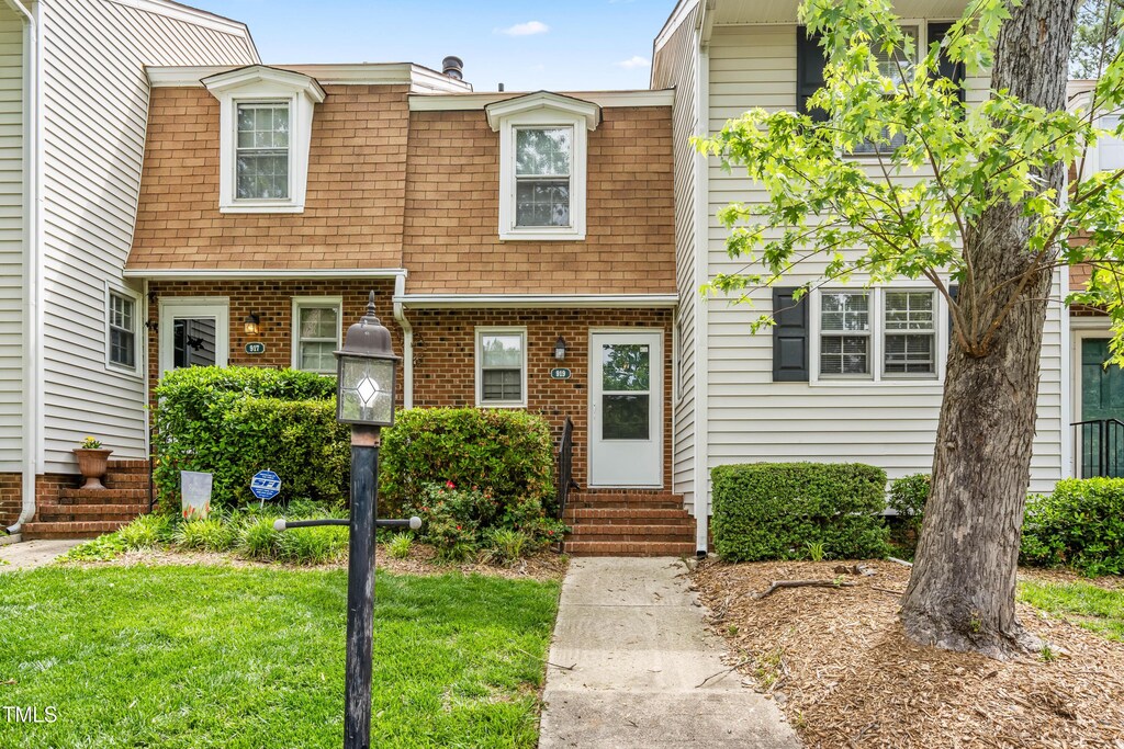 919 Lexington Ct, Cary, NC 27511 - view of front facade featuring entry steps, a shingled roof, a front lawn, and brick siding