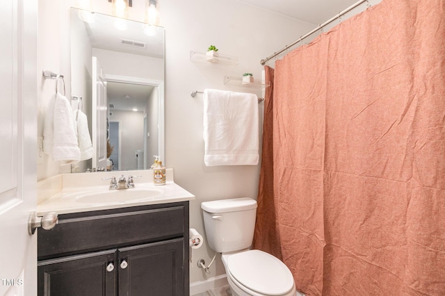 full bath featuring visible vents, curtained shower, baseboards, toilet, and vanity