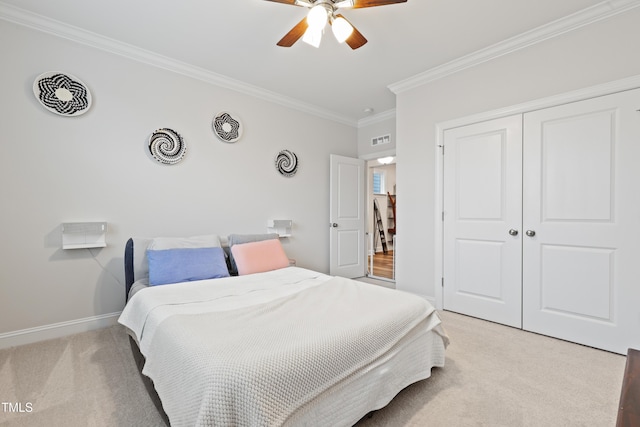 bedroom featuring crown molding, carpet floors, a closet, and ceiling fan