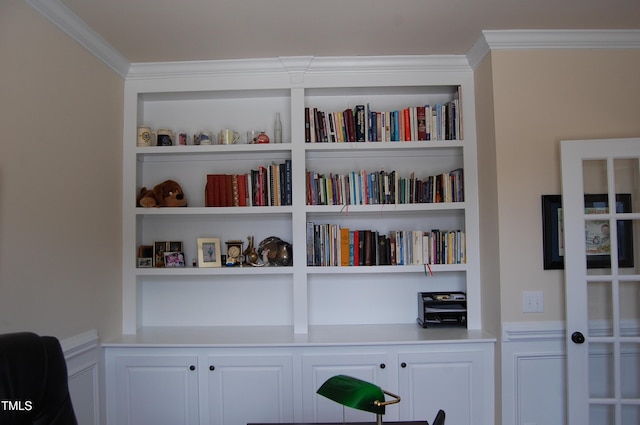 room details with built in features and ornamental molding