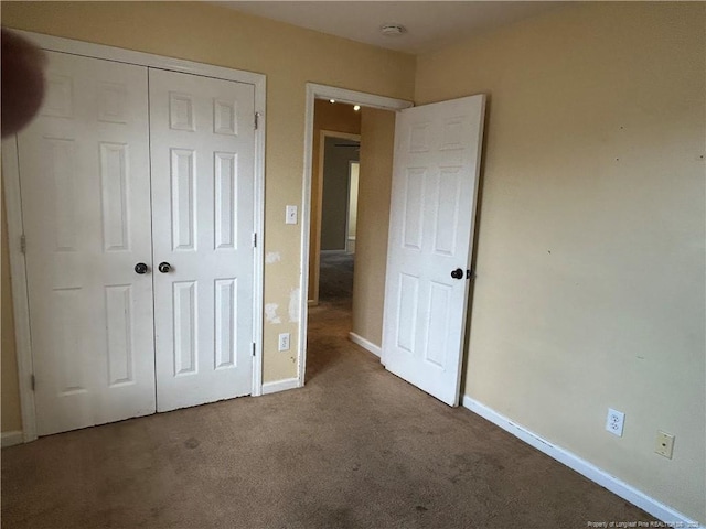 unfurnished bedroom with carpet flooring and a closet