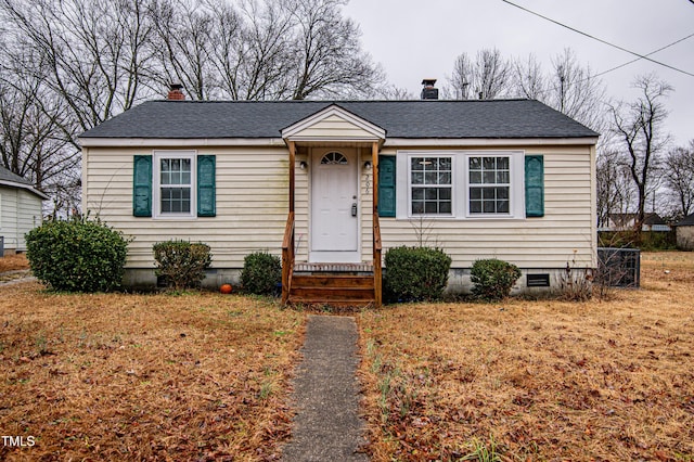 view of front of property featuring a front yard