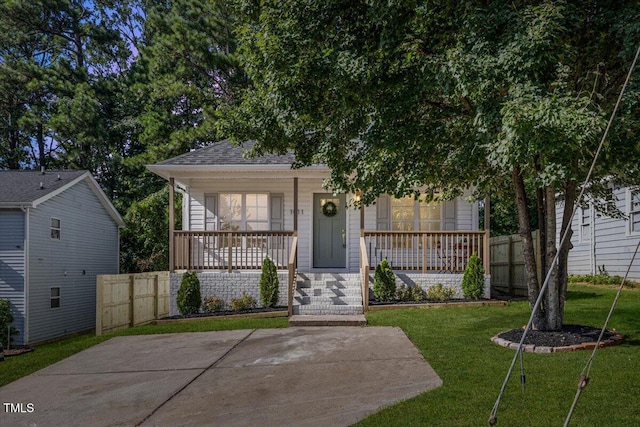 view of front of home featuring a porch and a front yard