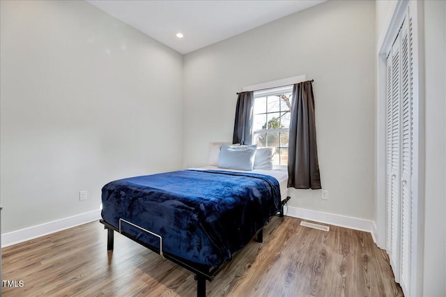 bedroom featuring recessed lighting, visible vents, baseboards, and wood finished floors