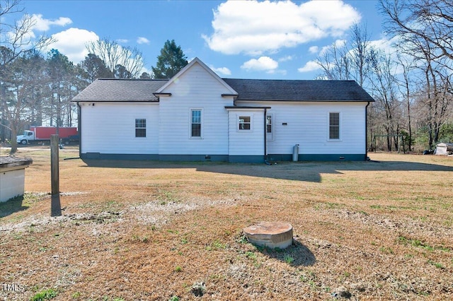 view of front of house with a front lawn