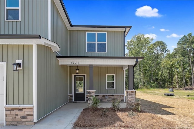 view of front of property featuring covered porch