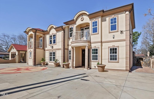 view of front of property with a balcony and stucco siding