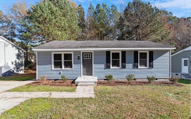 view of front of house with a front lawn