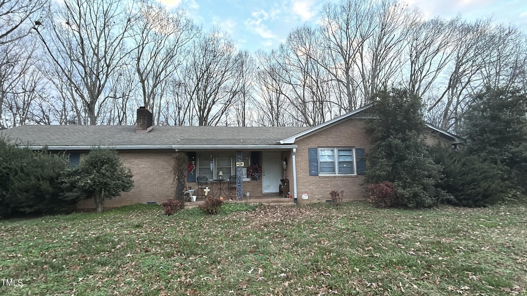 single story home featuring a front yard and a porch