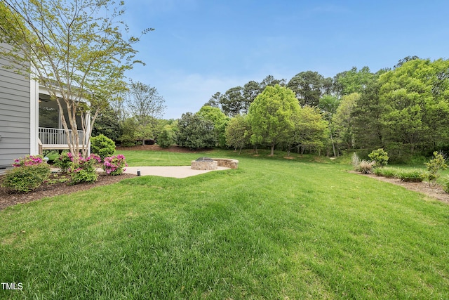 view of yard with a fire pit