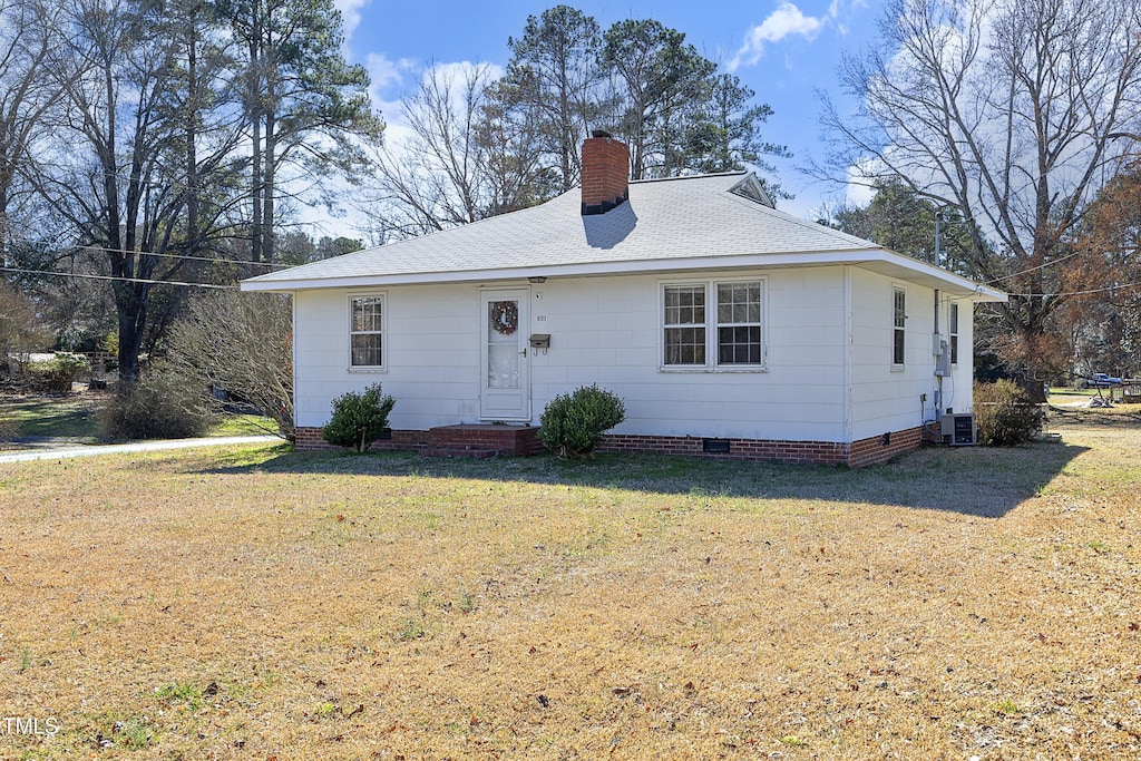 view of front of house with a front lawn