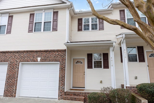 townhome / multi-family property featuring a garage