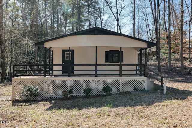 view of front of house with a front lawn