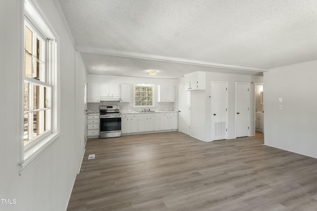 kitchen featuring sink, stainless steel electric range, light hardwood / wood-style floors, and white cabinets