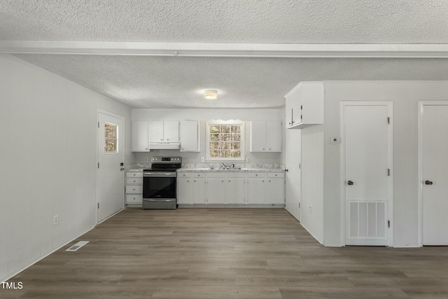 kitchen featuring light hardwood / wood-style flooring, sink, white cabinetry, a textured ceiling, and electric range