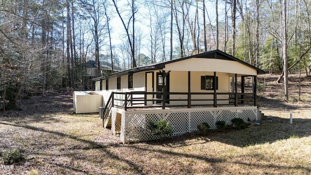 view of front of home featuring a front yard