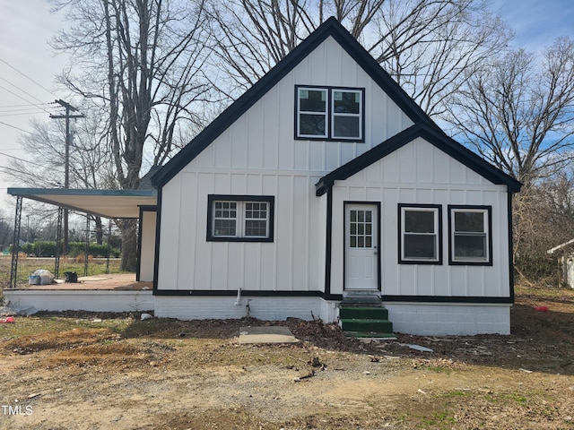 view of modern farmhouse style home