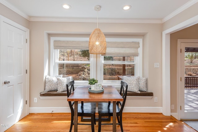 dining area with crown molding, recessed lighting, baseboards, and light wood finished floors