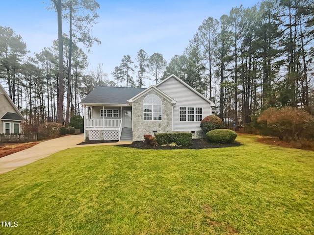 view of front of home with covered porch and a front lawn