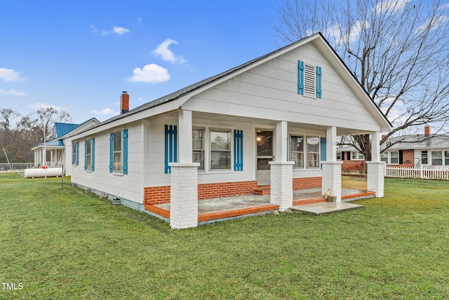 view of front of property with a front lawn