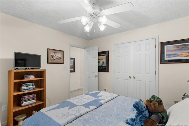 bedroom featuring ceiling fan, a closet, and a textured ceiling