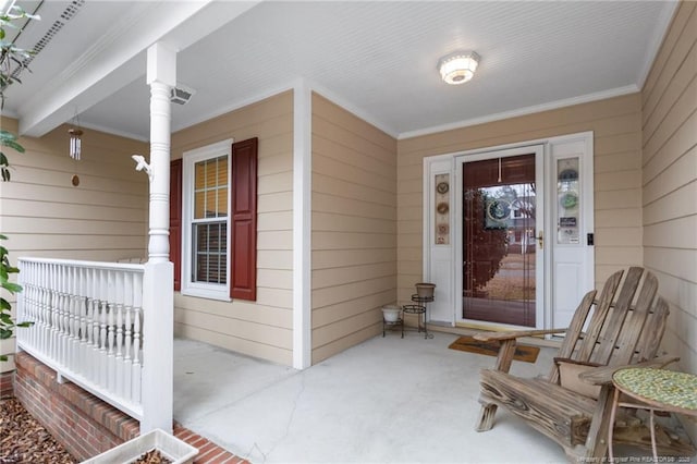 entrance to property featuring covered porch