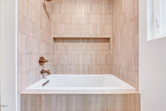 bathroom with tiled shower / bath