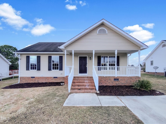 bungalow-style house featuring a front lawn and a porch