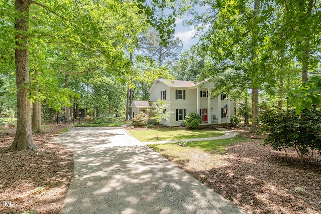 view of front facade featuring concrete driveway