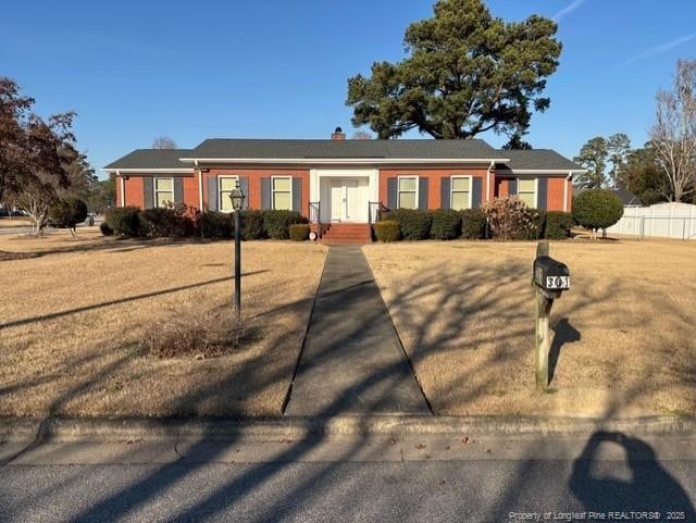 single story home featuring a front yard