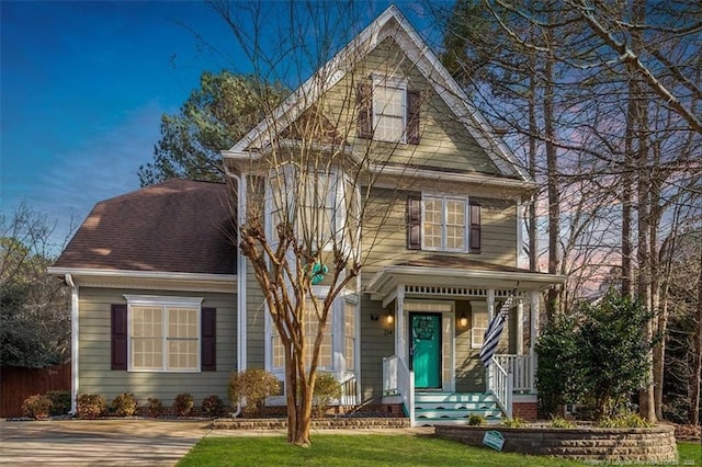 front of property featuring a front lawn